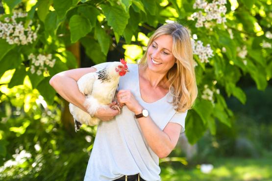 Verena Mertens mit Huhn