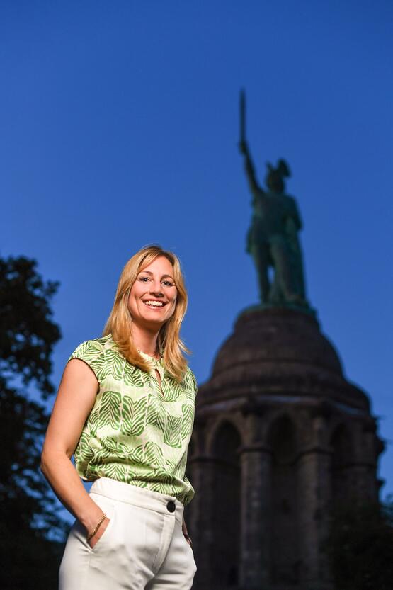 Verena Mertens am Hermannsdenkmal